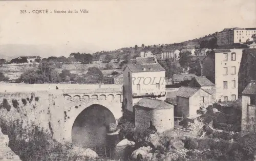 FRANKREICH - Korsika - Corté, Eingang zur Stadt