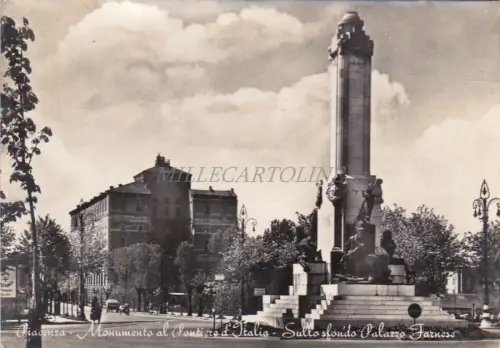 PIACENZA - Monumento al Pontiere d'Italia, im Hintergrund Palazzo Farnese 1959