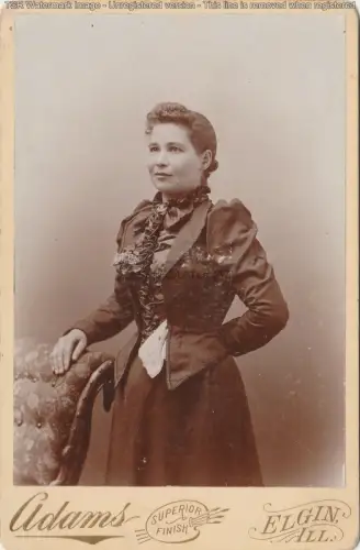 KABINETTFOTO - Elgin Illinois - Adams Photographer - Woman