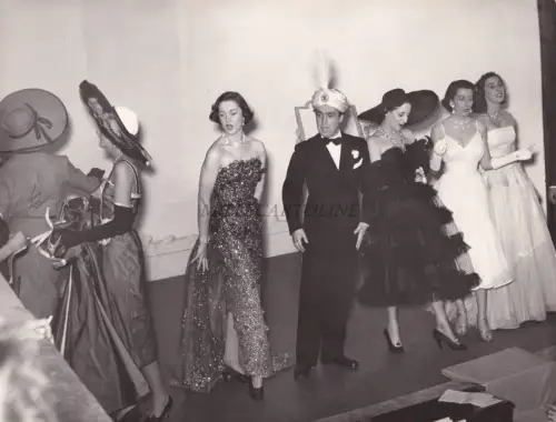 ROM - Consuelo Crespi e Ranieri macchi di Cellere al Cinema Flammetta 1950 Foto