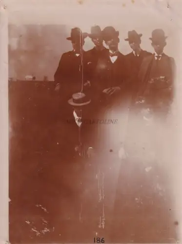 ROM - Hütten - Gruppe auf der Pferderennwiese 1901 Fotografie