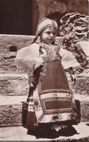 DESULO - Erste Schritte, Mädchen im Kostüm von Sardinien, Foto Postkarte