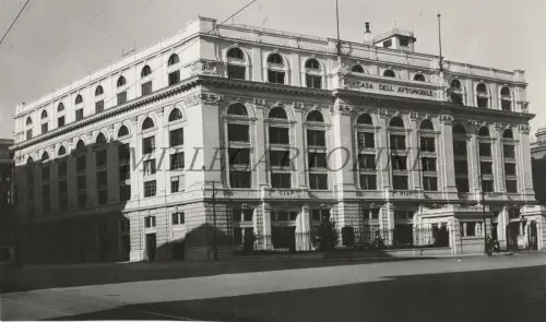 ROM - Automobilhaus auf der Piazza Verdi (Architekt Enrico Bacchetti) Foto