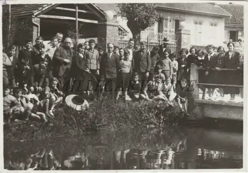 SETIMO TORINESE - Aussaat von Forellenbrut im Rio Freidano 1935 Foto