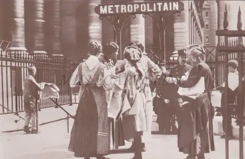 FRANKREICH - Paris WWI Frauen verkaufen Zeitungen, Metropolitan, Fotopostkarte