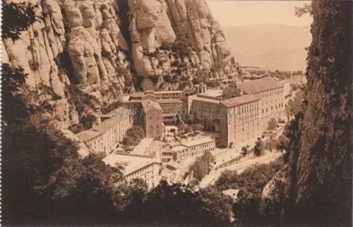 SPANIEN - Monserrat - Blick auf das Kloster von der Standseilbahnstation