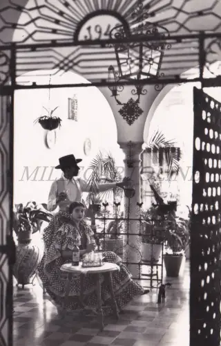 SPANIEN - Sevilla, Paar erfrischt sich auf einer Terrasse, Arribas Photo Postcard