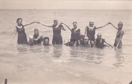 GEWICHT - Kollegen im Badeanzug 1930, Foto Postkarte Bernardi