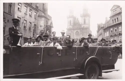 TSCHECHISCHE REPUBLIK - Praha, Menschen sitzen auf einem langen Fahrzeug 1936, Foto-AK