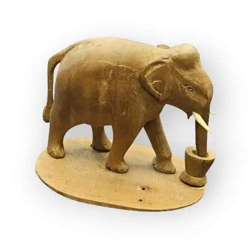 Handgeschnitzer Elefan beim Wasser trinken Sandholz
