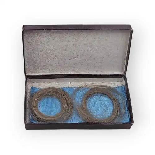 Schachtel mit 2 abgeschnittenen Locken Memorabilia 