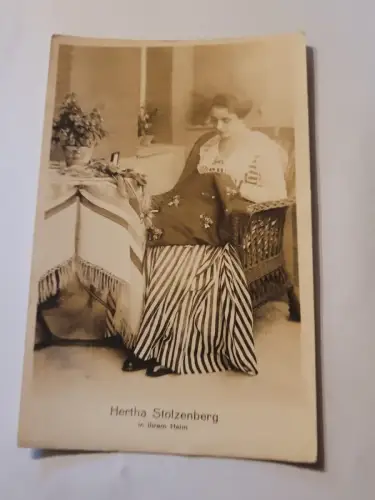 Hertha Stolzenberg in ihrem Heim Postkarte: