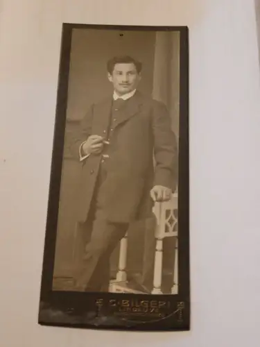 Mann mit Zigarette Foto: