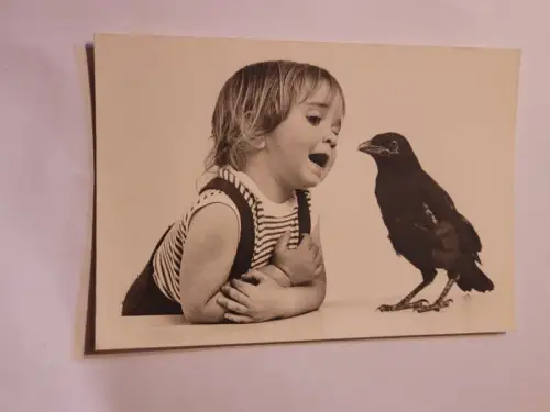 Kind mit Rabe Postkarte: