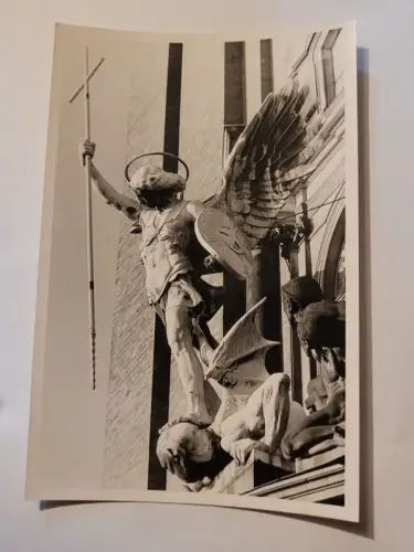 Engel mit Kreuz an Hausfasade Postkarte: