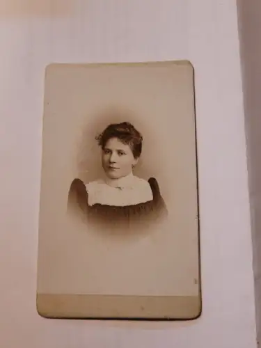 Junge Frau (7) Foto: