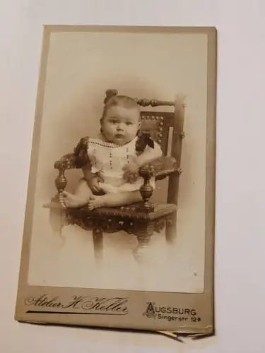 Kleinkind auf Stuhl Foto: