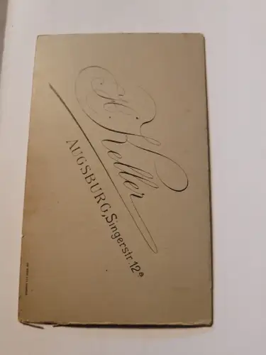 Kleinkind auf Stuhl Foto: