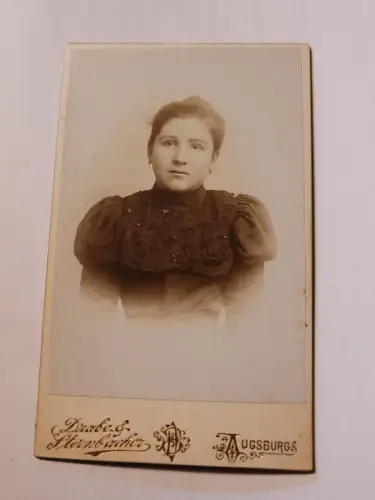 Junge Frau (8) Foto: