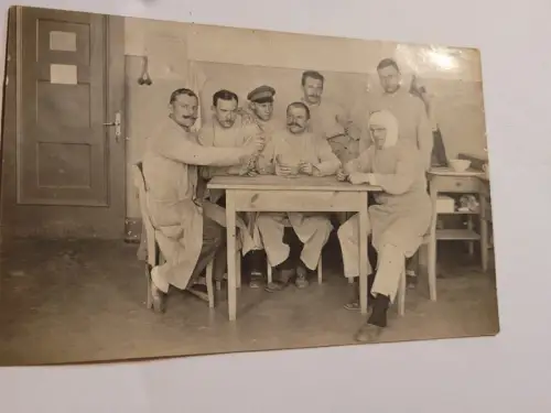 Soldaten in der Stube Postkarte: