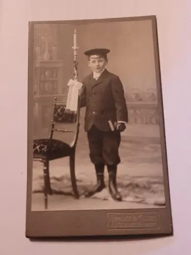 Junge mit Kerze Foto: