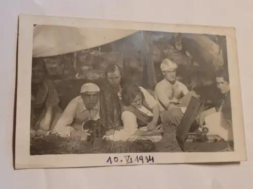 Menschen mit Plattenspieler 1934 Postkarte: