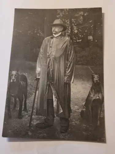 Fürst Bismarck mit seinen beiden Hunden in Friedrichsruh Postkarte: