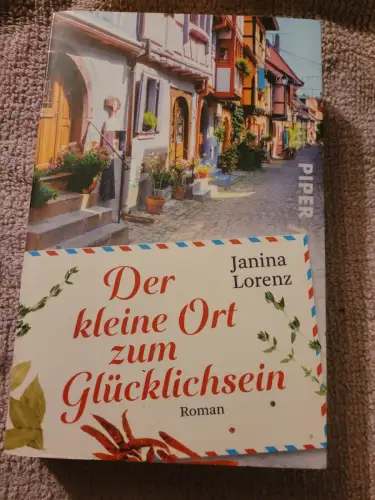 Der kleine Ort zum Glücklichsein Roman | Charmanter Gute-Laune-Roman in einem Do
