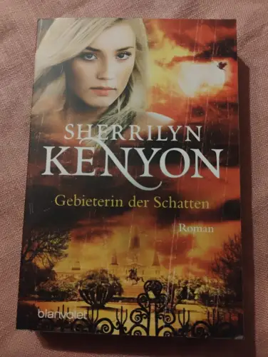 Gebieterin der Schatten (Mängelexemplar) Roman Kenyon, Sherrilyn und Larissa Rab