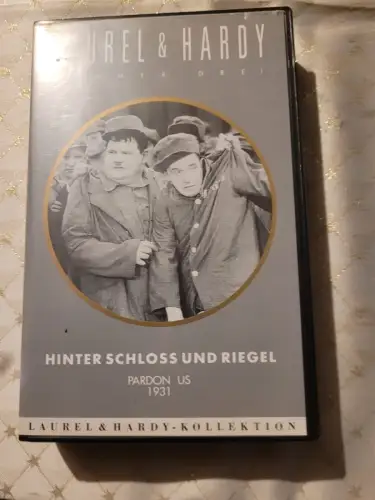 Laurel & Hardy - Hinter Schloss und Riegel (VHS)