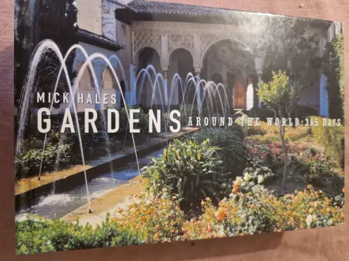 Gardens Around the World: 365 Days Hales, Mick: