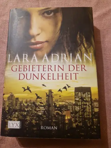 Gebieterin der Dunkelheit Adrian, Lara:
