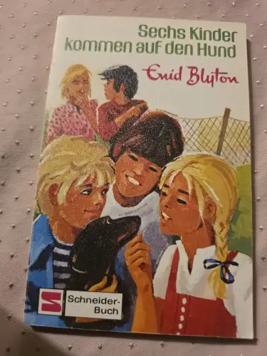 Sechs Kinder kommen auf den Hund.