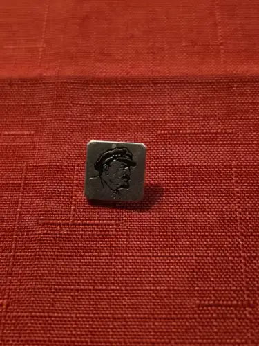 Anstecknadel - Porträt von Wladimir Iljitsch Lenin.