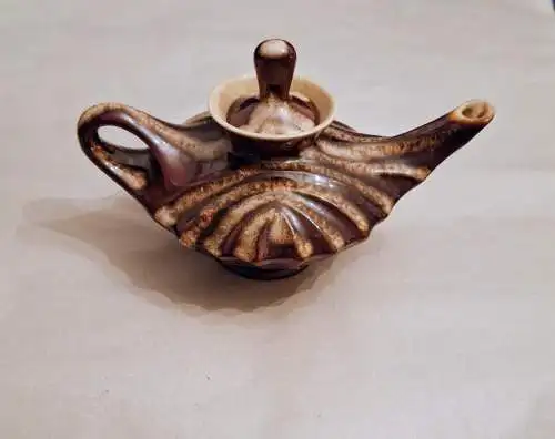 Exklusive Vintage Keramik-Teekanne – Das Muschel-Wunder der Mid-Century Ära