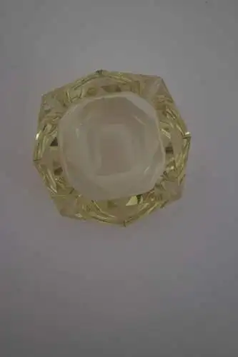 Seltener Mid-Century Aschenbecher – Schweres Gelbglas im Facettenschliff (60er/70er)