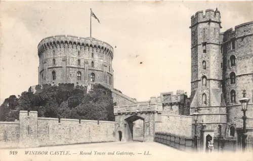 B94909 Windsor Castle Round Tower and Gateway UK