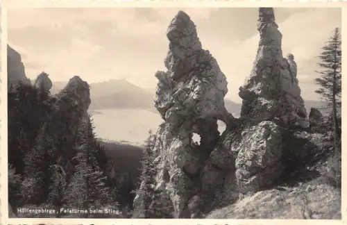 B39065 Hollengebirge Felsturme eim Stieg Österreich