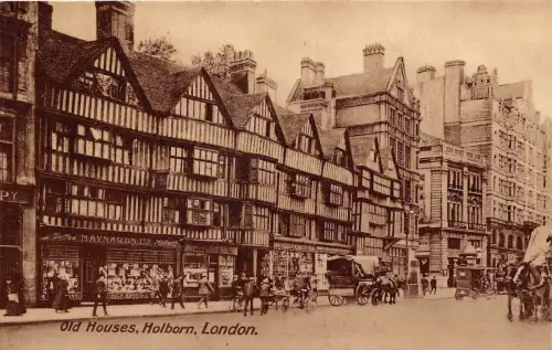 B85682 Wagen alte Häuser in Holborn London UK