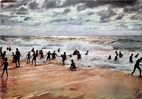 BR14387 baigneurs dans les vagues ecumantes Frankreich