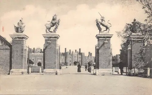 BR65202 West Eingangstor Hampton Court UK