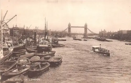 BR60984 ship bateaux the pool of london uk