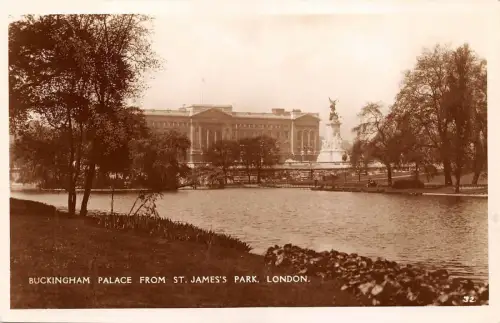 BR65016 Buckingham Palace aus St James Park Echtfoto London UK