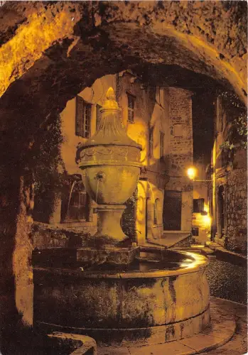 B50433 Saint Paul La Fontaine de nuit france