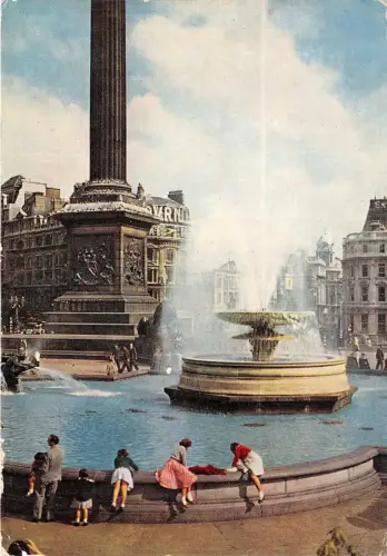 B87174 a fountain scene trafalgar square london uk