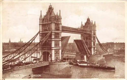 BR61413 Tower Bridge Schiff Bateaux London UK