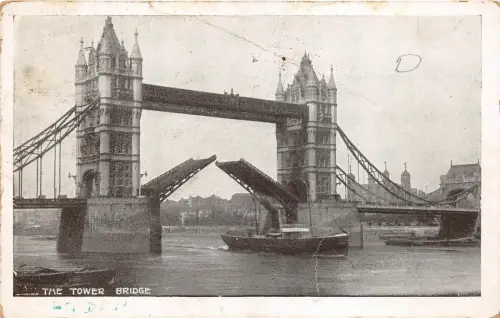 BR57918 the tower bridge ship bateaux london uk