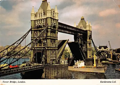 B102452 tower bridge london ship bateaux uk