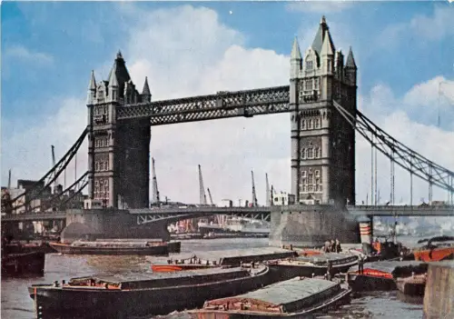 B87926 the tower bridge ship bateaux london uk