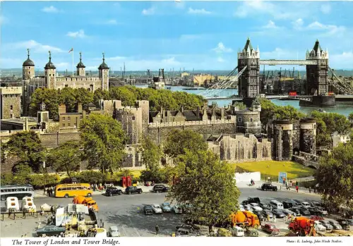 Bg32767 the tower of london and tower bridge uk car bus voiture
